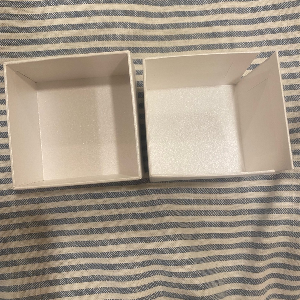 Van Cleef & Arpels White Gift Box - Picture 2 of 2